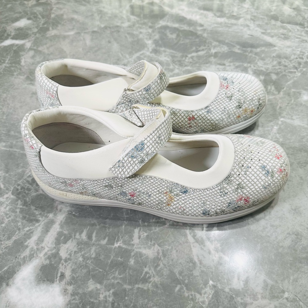 Drew Shoes Womens 12 WW Rose Mary Jane - White Floral Snakeskin Pattern 14375-48 - Picture 2 of 5